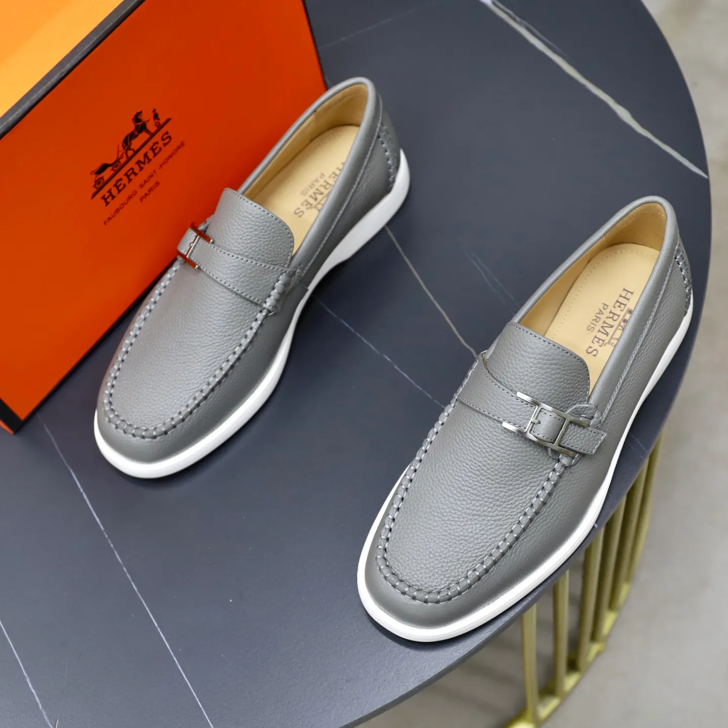 Ex-factory price: 560💰Hermès/Hermès slip-on men's shoes. This shoe is made of imported pebbled cowhide. It has simple and smooth lines and is combined with aerodynamically designed 3CM rubber foam ultra-light soles! Youthful and fashionable, classic H-shaped hardware buckle decoration, calf lining gently wraps the feet, with logo cowhide feet, casual and urban style, highlighting youthful vitality, sports and leisure version, super versatile, code number: 38-39-40-41-42-43-44 standard leather shoe size (45 can be customized but does not support returns)